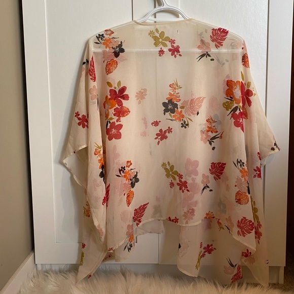 2/$20 ❤️ - KIMONO | Garage size small - Picture 2 of 3